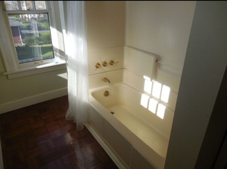 Building Photo - 120 W 10th St