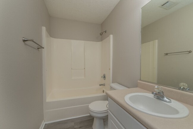 Building Photo - $1,395 - 3 bed/2 bath house for rent, fully renovated!