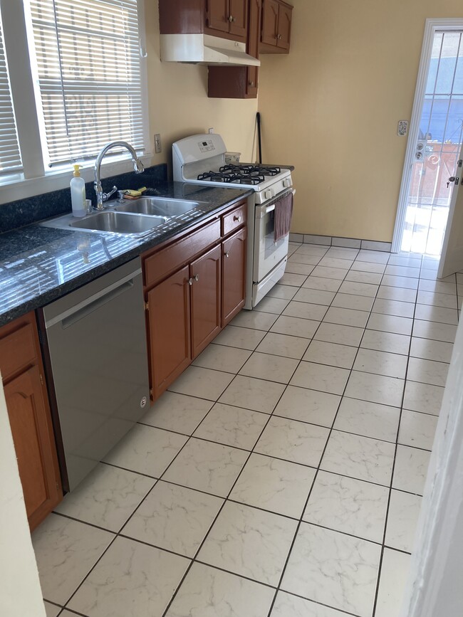 Kitchen - 6412 Fountain Ave
