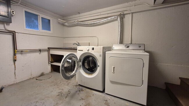 Building Photo - Amazing 2 Bedroom 1 Bath with View in NW P...