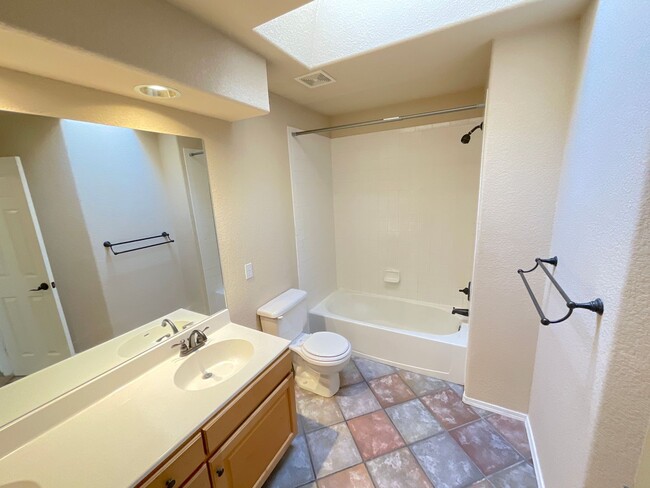 Building Photo - 5 Bedroom Home Available Near Rangewood Dr & Vickers Dr!