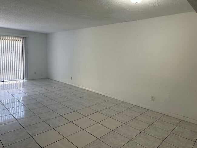 Building Photo - 931 SW 20th Ct