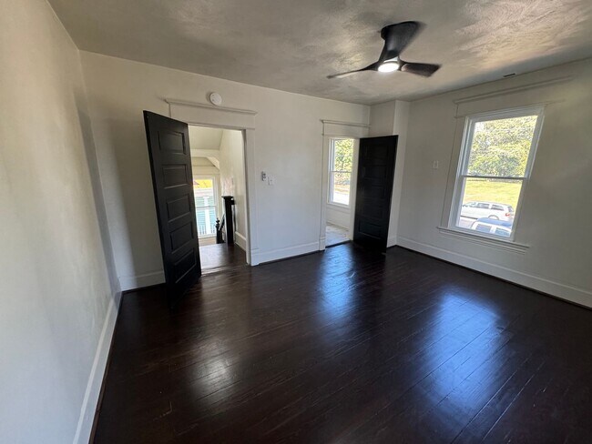 Building Photo - Updated 3-Bedroom, 2-Bath with all new appliances.