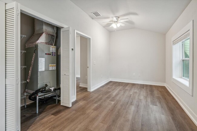 Building Photo - Newly Renovated 2 Bedroom House in Center ...