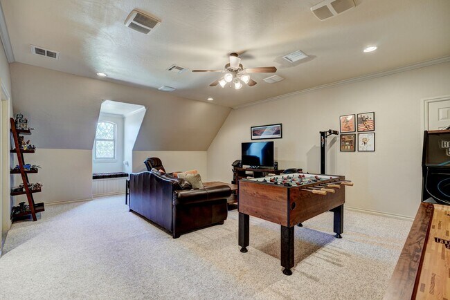 Building Photo - Luxury 5 Bedroom Home in Fairfax Estates + Safe Room + Memorial High + Easy Access to I-35