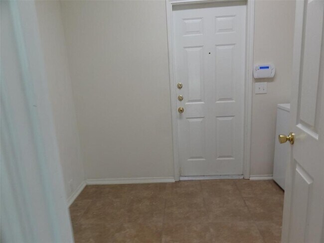 Building Photo - 323 Thorpe Springs Dr
