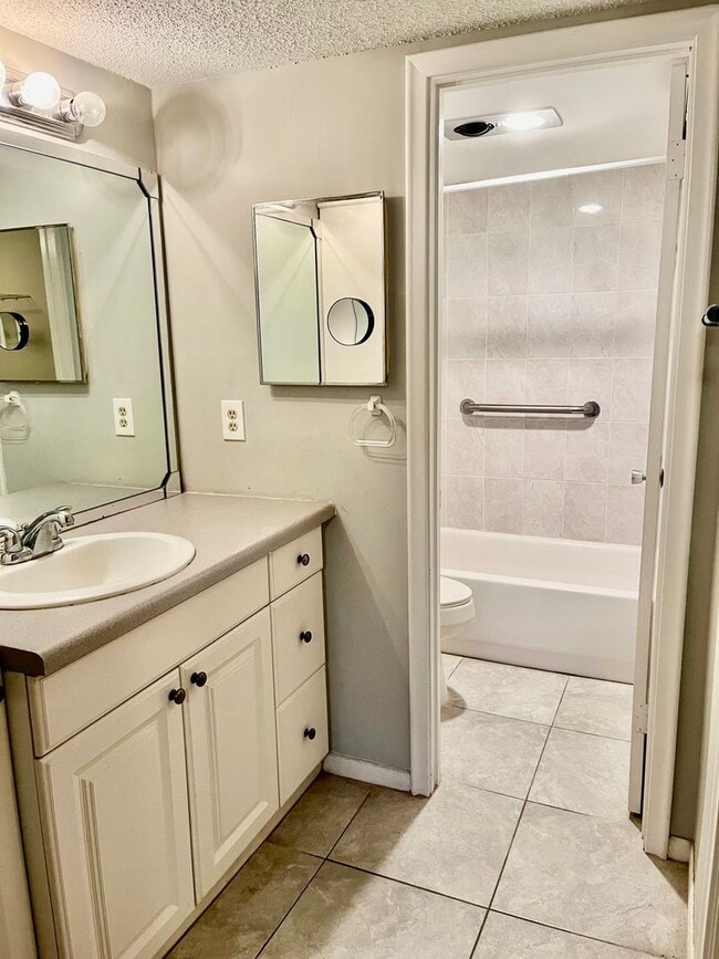 Building Photo - 2/2 First Floor in Poppleton Creek!