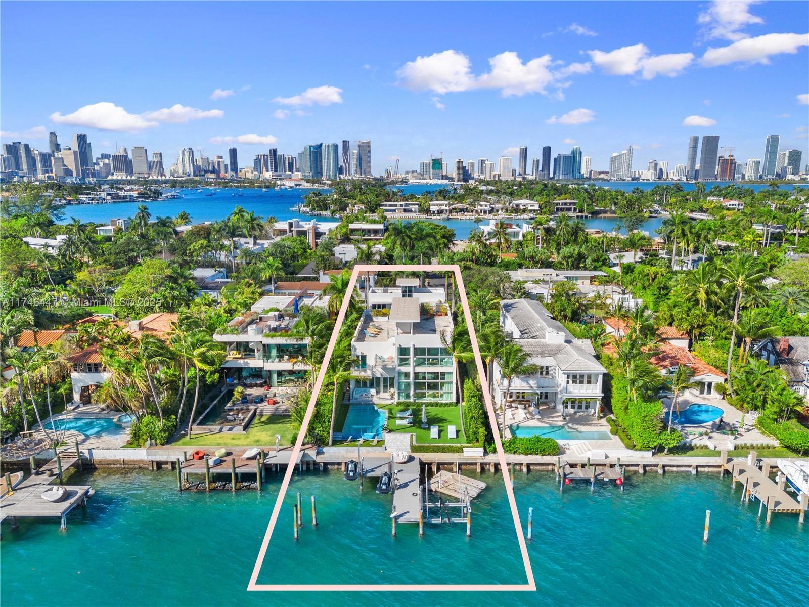 Building Photo - 1061 N Venetian Dr