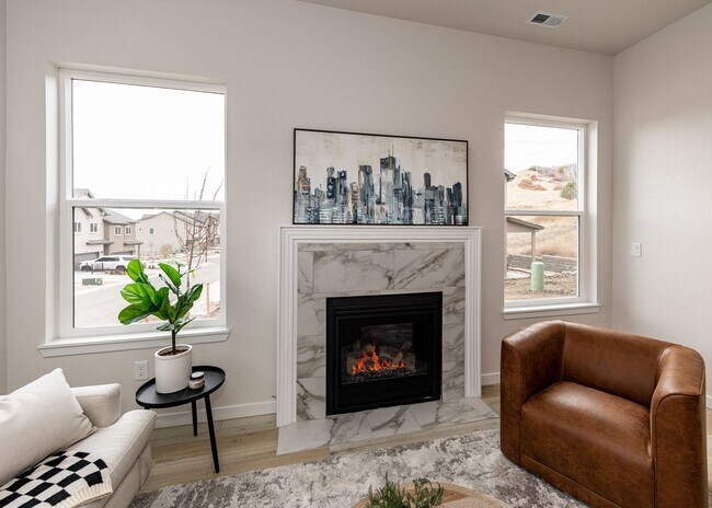 Building Photo - 3 Bedroom End Unit Luxury Townhome in Moun...