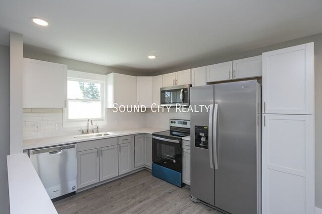 Building Photo - 1608 Autumn Ridge Dr