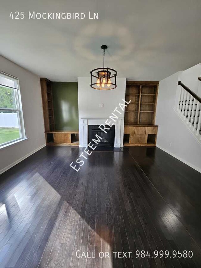 Building Photo - 425 Mockingbird Ln