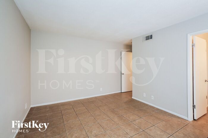 Building Photo - 2368 Valley Dr