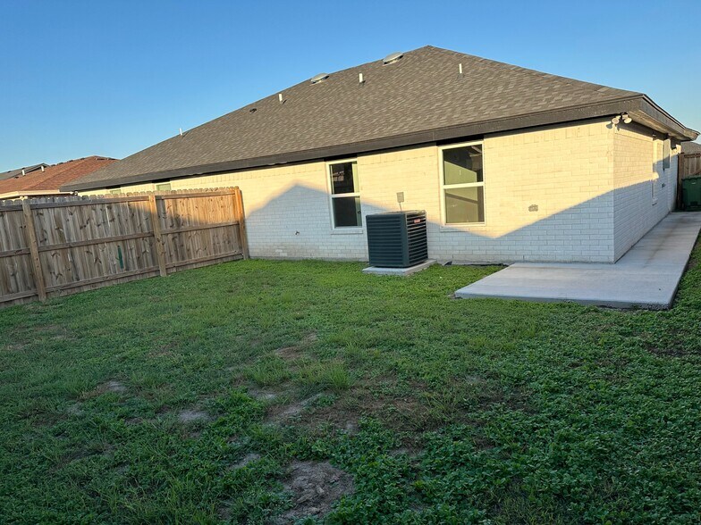 Building Photo - 316 Uva Ln