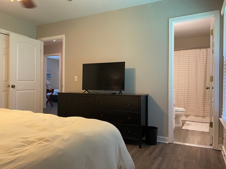 Building Photo - 1565 Pinebreeze Dr