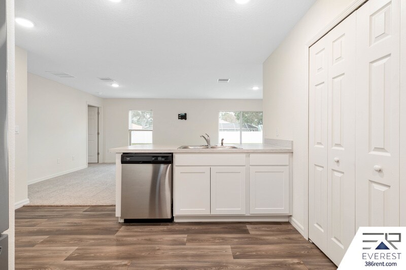 Building Photo - 9 Roxland Ln