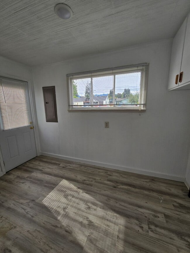 Building Photo - 1818 W 5th St