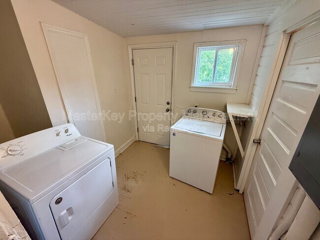 Building Photo - 302 Raynor St
