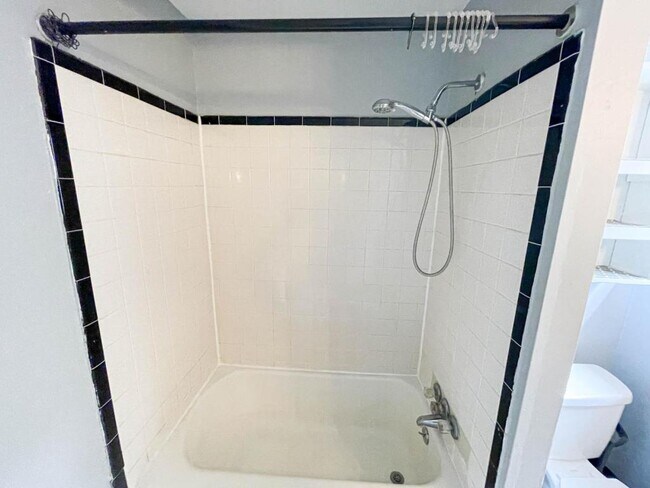 Building Photo - 705 E Seneca St