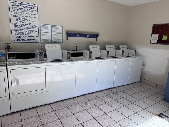 Building Photo - 15389 S Dixie Hwy