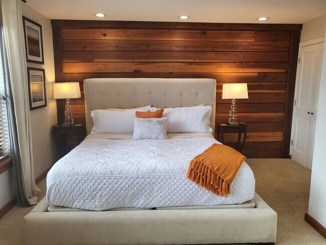 King-sized Primary Bedroom - 888 Davis Rd