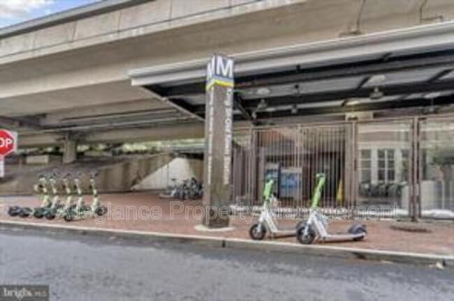 Building Photo - 922 S Washington St