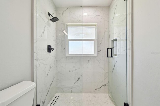 Building Photo - 3913 Fontainebleau Dr