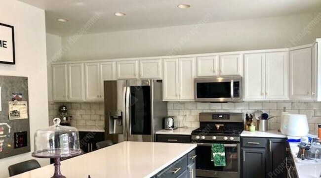 Building Photo - *Unfurnished* Beautifully updated 3 BR on ...