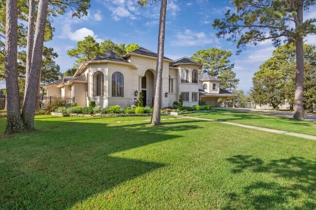 Building Photo - 600 Royal Oaks Dr