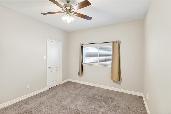 Building Photo - 2214 Cuarzo Dr