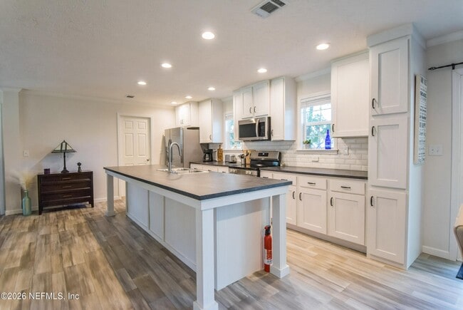 Building Photo - 204 Lakeview Dr