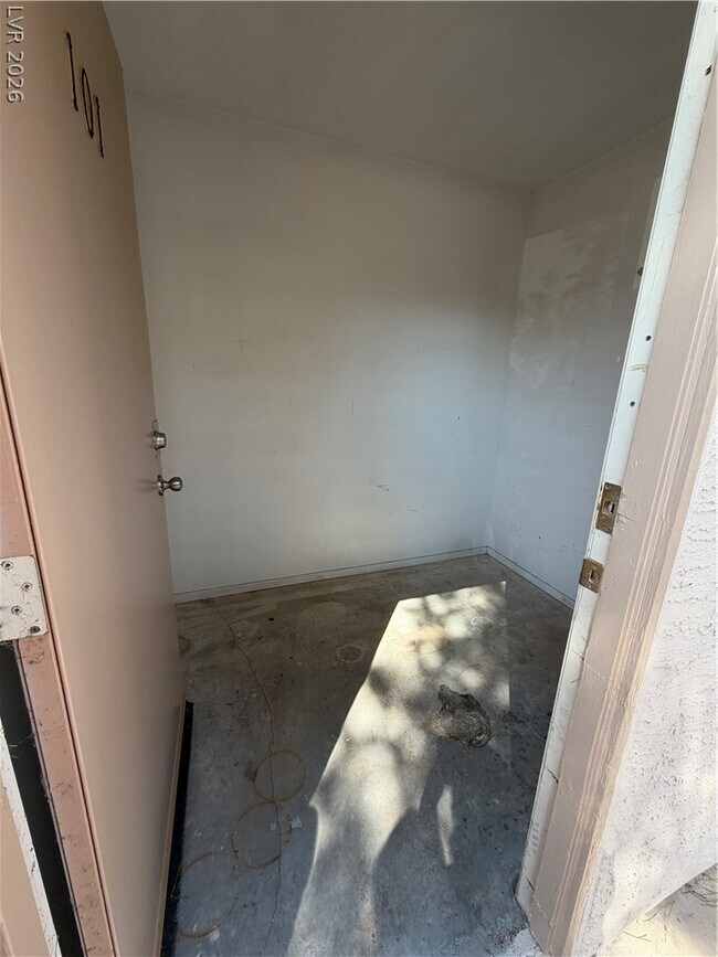 Building Photo - 920 Rockview Dr