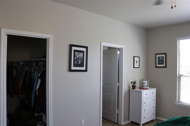 Building Photo - 321 Parrot Tulip View