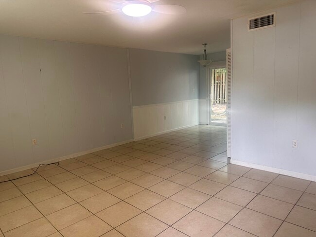 Building Photo - 4403 Lakeside Dr
