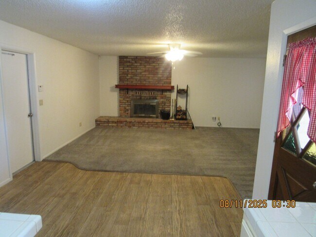 Building Photo - 3 bedroom 2 bathroom 2 car garage