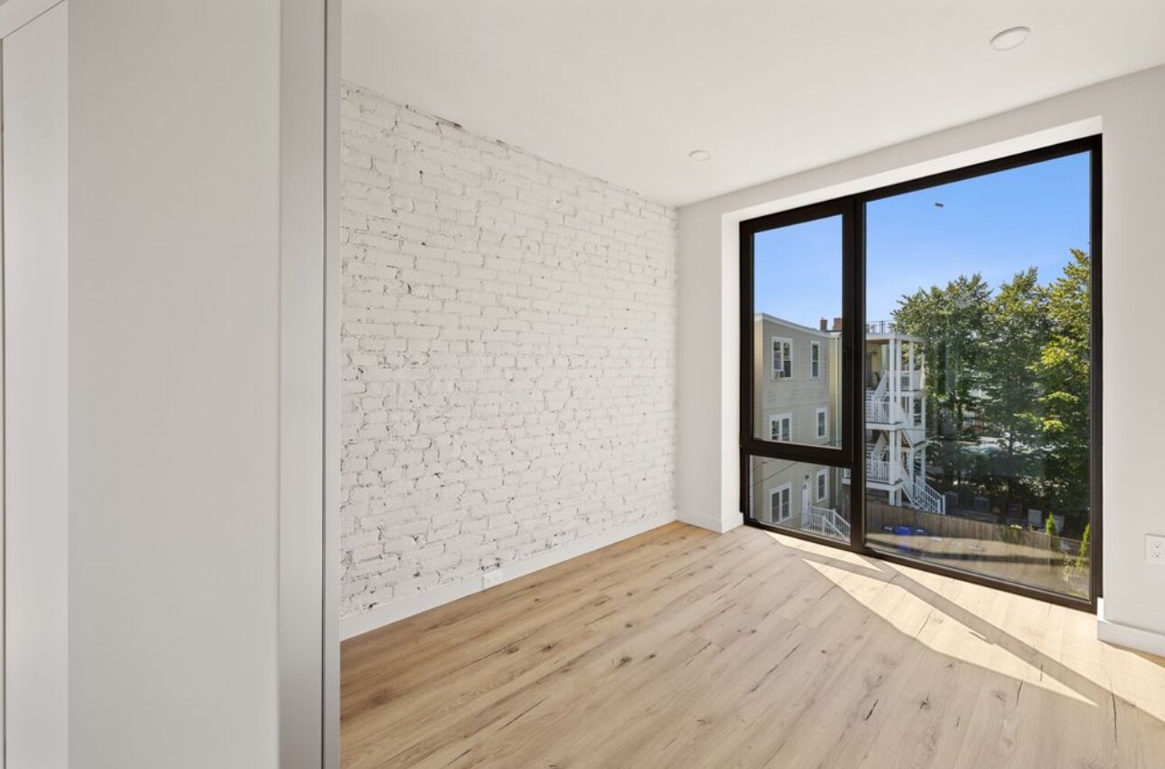 Building Photo - 17 Willow St