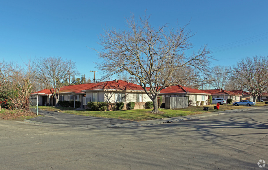 Building Photo - Red Robin Apartments