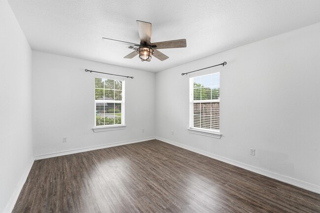 Building Photo - 2044 Des Jardines St