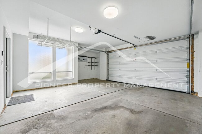 Building Photo - Spacious Home with Washer/Dryer and Mountain Views