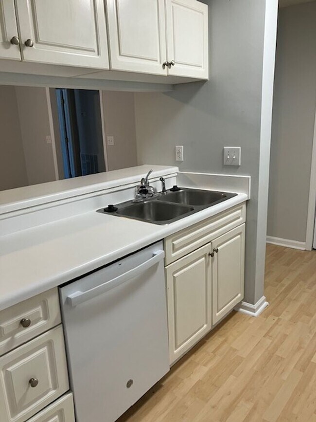 Building Photo - 901 Litchfield Way