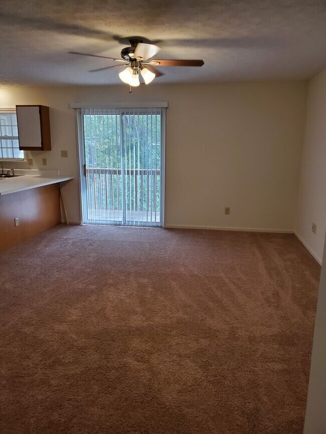 Building Photo - 2 Bedroom, 1 bath apartment Upstairs Unit
