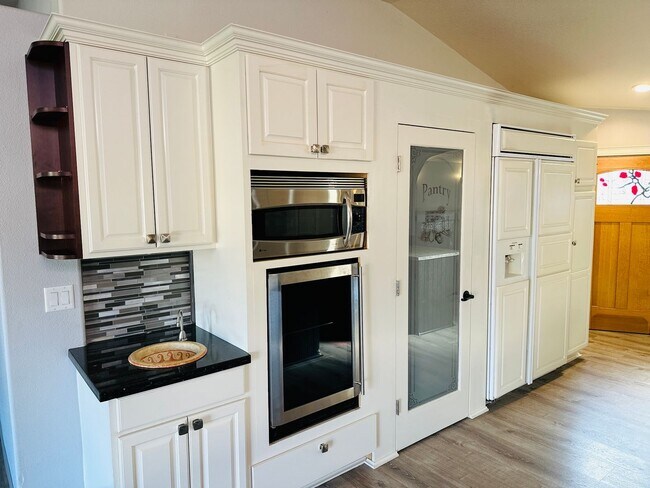 Building Photo - Beautiful Custom One Level Home