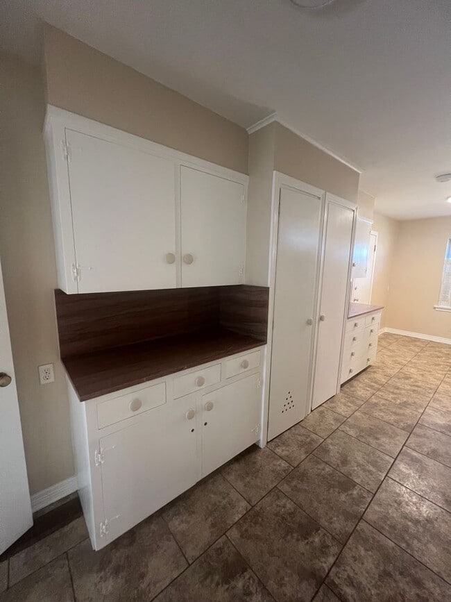 Building Photo - 1404 Melrose Dr