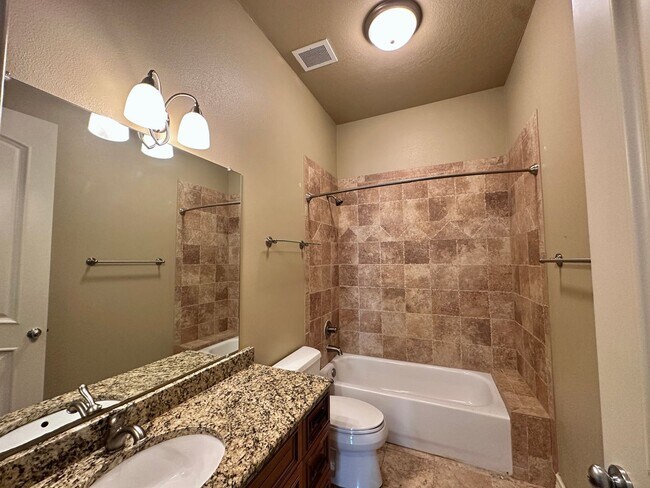 Building Photo - Spacious Haile Plantation Apartment – 3BR/2BA with Over 2,000 Sq. Ft. | Pet Friendly & Prime Loca...