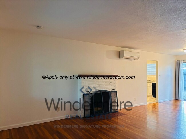 Building Photo - 2 bed/1 bath duplex in prime location! Wat...