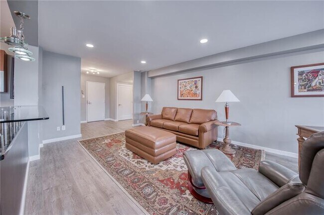 Building Photo - 320 Fort Duquesne Blvd