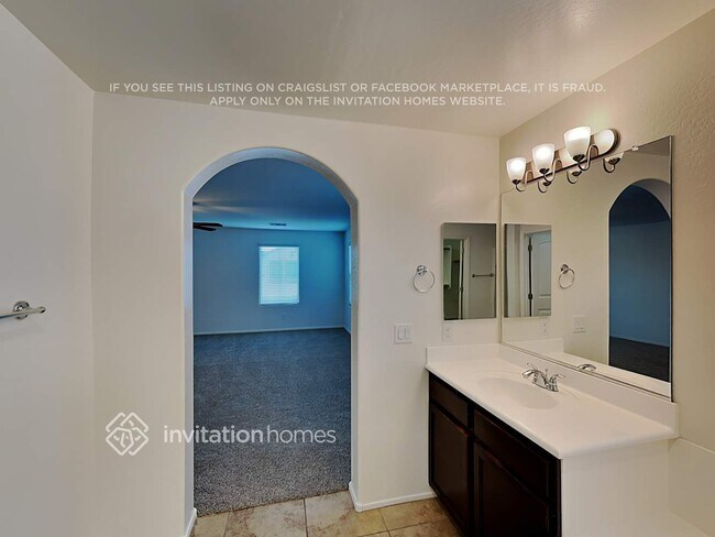 Building Photo - 1285 E Palomino Way