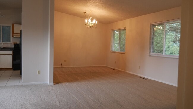 Building Photo - Single Family 3 Bed, 2 Bath w/ Big Backyar...