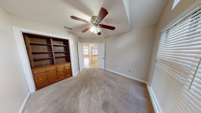 Building Photo - Beautiful 3 bedroom, 2 bathroom, house .