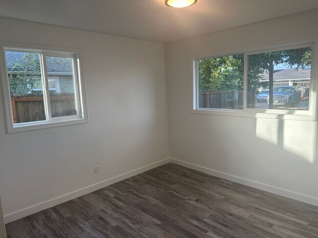 Building Photo - Updated 3 bedroom 1 bath home with large yard!