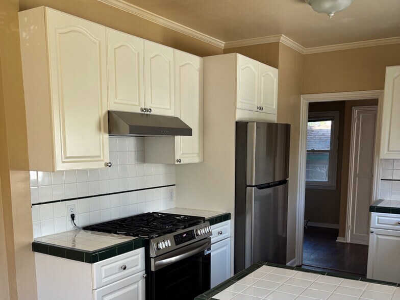 Building Photo - 1516 Hillside Dr